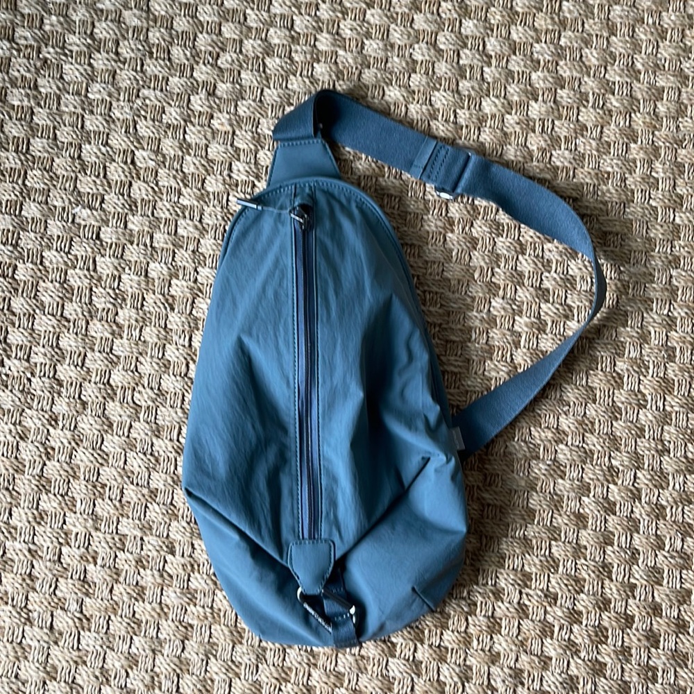 Athleta Kinetic Sling bag dark gray